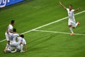 サッカーW杯ブラジル大会（2014 World Cup）グループB、スペイン対チリ。前半20分にエドゥアルド・バルガス（Eduardo Vargas）が決めたゴールを喜ぶチリのアルトゥーロ・ビダル（Arturo Vidal、2014年6月18日撮影）。(c)AFP/YASUYOSHI CHIBA