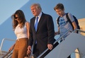 米メリーランド州のアンドルーズ空軍基地で、大統領専用機「エアフォースワン」から降り立つドナルド・トランプ米大統領、メラニア夫人、息子バロン君（右、2017年6月11日撮影）。(c)AFP/MANDEL NGAN