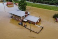 川の氾濫で水没した住宅地。米ケンタッキー州ジャクソンで（2022年7月28日撮影）。(c)LEANDRO LOZADA / AFP