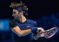 男子テニス、ATPワールドツアー・ファイナル5日目。リターンを狙うロジャー・フェデラー（2015年11月19日撮影）。(c)AFP/GLYN KIRK
