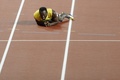 第16回世界陸上ロンドン大会、男子4×100メートルリレー決勝。負傷してトラックに倒れたジャマイカのウサイン・ボルト（2017年8月12日撮影）。(c)AFP/Adrian DENNIS