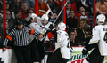 写真は、第3ピリオドに決勝ゴールを奪いチームメイトと歓喜するペンギンズのジョーダン・スタール（%%Jordan Staal%%、中）。(c)AFP/Getty Images Len Redkoles