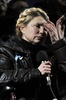 ウクライナの首都キエフ（Kiev）で、5万人の群集の前に車椅子で現れ、演説するユリヤ・ティモシェンコ（Yulia Tymoshenko）元首相（2014年2月22日撮影）。(c)AFP/LOUISA GOULIAMAKI
