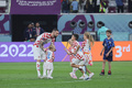 サッカーW杯カタール大会、3位決定戦、クロアチア対モロッコ。子どもたちと勝利を喜ぶクロアチアのマルセロ・ブロゾビッチ（左、2022年12月17日撮影）。(c)KARIM JAAFAR/ AFP