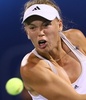 ドバイ・テニス選手権（Dubai Duty Free Tennis Championships 2013）は21日、女子シングルス準々決勝が行われ、大会第8シードのカロリーネ・ボズニアツキ（Caroline Wozniacki、デンマーク）は4-6、6-1、6-4でフランスのマリオン・バルトリ（Marion Bartoli）を下し準決勝に進出した。

リターンを狙うカロリーネ・ボズニアツキ（2013年2月21日撮影）。(c)AFP/MARWAN NAAMANI