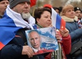キルギスの首都ビシケクで行われたウクライナに侵攻したロシアを支持するデモの参加者（2022年3月22日撮影）。(c)VYACHESLAV OSELEDKO / AFP