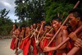 ブラジル・アマパ州の先住民ワイアピの保護区で行われた、村の守護神のアナコンダの祭りで笛を演奏する男性たち（2017年10月14日撮影）。(c)AFP/Apu Gomes