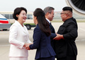 北朝鮮の平壌に到着し、同国の金正恩朝鮮労働党委員長（右）と李雪主夫人（右から3人目）に出迎えられる韓国の文在寅大統領（右から2人目）と金正淑夫人（2018年9月18日撮影）。(c)AFP PHOTO / Pyeongyang Press Corps