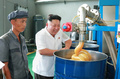天池潤滑油工場を視察する金正恩朝鮮労働党委員長。朝鮮中央通信配信（2014年8月5日配信、撮影日不明）。(c)AFP PHOTO / KCNA VIA KNS