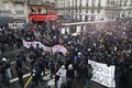 仏パリで行われた労働法改正に抗議するデモに参加した労組メンバーや学生たち（2016年3月31日撮影）。(c)AFP/THOMAS SAMSON