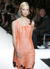 2007年9月9日、ニューヨーク市内で発表されたナルシソ・ロドリゲス（Narciso Rodriguez）の08年春夏コレクションに登場したモデルのターニャ・ディアヒリヴァ（Tanya Dziahileva）。(c)AFP/Getty Images Fernanda Calfat