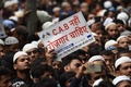 インド首都ニューデリーで、市民権改正法案（CAB）に対する抗議デモに参加するイスラム教徒ら（2019年12月13日撮影）。(c)Money SHARMA / AFP