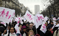 フランス・パリ（Paris）で13日、同性結婚の合法化に反対する抗議デモが行われ、警察発表で34万人が市内を行進した。主催者発表によると参加者は80万人。

与党・社会党が推進する同性婚合法化法案は月末に議会で審議される予定だが、フランスで2大宗教人口を持つキリスト教カトリックとイスラム教の信者の多くが反発しているほか、野党の右派政党も反対している。

写真は、同性婚合法化反対デモに参加する人々（2012年1月13日撮影）。(c)AFP/FRED DUFOUR