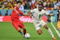 サッカーW杯カタール大会、グループH、韓国対ガーナ。韓国の黄仁範（左）とボールを競るガーナのジョルダン・アイェウ（2022年11月28日撮影）。(c)JUNG Yeon-je / AFP