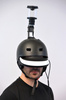 フランスの首都パリ（Paris）で4日、周囲360度を見渡すことができるヘルメット型装置「FlyViz」の試作品が公開された。フランス国立情報学自動制御研究所（Institut National de Recherche en Informatique et en Automatique、INRIA）で披露された「FlyViz」をかぶると、リアルタイムで周囲の様子を360度見渡せる。こうした装置は「FlyViz」が初めて。

写真は、フランス国立情報学自動制御研究所で公開された「FlyViz」（2012年12月4日撮影）。(c)AFP/MIGUEL MEDINA