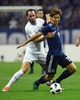 サッカー国際親善試合、日本対ウルグアイ。ウルグアイのディエゴ・ゴディン（左）と競り合う日本の大迫勇也（2018年10月16日撮影）。(c)AFP PHOTO / TOSHIFUMI KITAMURA