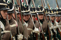フランス皇帝ナポレオン（Napoleon）の遠征軍と帝政ロシア軍が激戦を繰り広げた1812年の「ボロジノの戦い」から今年で200年となることを記念し、モスクワ（Moscow）西方のボロジノ（Borodino）で2日、戦いを再現するイベントが行われた。

　当時の軍服や刀剣などを用いて戦いを忠実に再現したイベントには、ロシア政府が110万ドル（約8700万円）を出資。フランス側1550人、ロシア側1450人の兵士を演じる計3000人が参加。ジスカール・デスタン（Giscard d&apos;Estaing）仏元大統領と、ウラジーミル・プーチン（Vladimir Putin）露大統領も「観戦」に訪れた。これに先立ち、プーチン大統領の補佐官は「ボロジノの戦い」再現イベントを「若者の愛国教育」を広めるために活用したいと述べた。

　1812年9月7日の「ボロジノの戦い」は合戦では勝利しながら、戦争には負けた戦将の際立った例だ。

　ボロジノでは2万人のナポレオン軍が激戦の末に、兵力の多い4万5000人の露軍を破った。しかし痛手が大きかったため、ナポレオンはモスクワに進軍を開始する前に回復期間を置くことにした。この時にナポレオンはおそらく、敵方のクトゥーゾフ将軍が戦闘の翌日に一時撤退したことを知らなかったとされる。この休息の決断が、ナポレオンにとって致命的な誤算だった。

　帝政ロシア軍は兵力の半分を失っていたが、近くの村落で体制を立て直す時間ができ、戦術を練った。ナポレオン軍が入城したモスクワは、市民は脱出しもぬけの殻で、そこに焦土戦術が追い打ちをかけた。士気を失ったナポレオン軍は退却を余儀なくされた（2012年9月2日撮影）。(c)AFP/Kirill Kudryavtsev