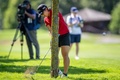 女子ゴルフ米国ツアーメジャー第4戦、アムンディ・エビアン選手権最終日。木の近くからショットを打つ畑岡奈紗（2023年7月30日撮影）。(c)Fabrice COFFRINI / AFP
