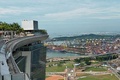 シンガポールの高級リゾートホテルのマリーナ・ベイ・サンズ（Marina Bay Sands）の屋上にある「インフィニティープール（Infinity Pool）」から見えるコンテナターミナル（2014年5月20日撮影）。(c)AFP/ROSLAN RAHMAN