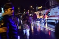 トルコ・イスタンブールで、襲撃されたナイトクラブに駆け付けた救急車と特殊部隊の隊員ら（2017年1月1日撮影）。(c)AFP/YASIN AKGUL