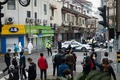 中国・上海の黄浦区で、隔離対象となった住宅街周辺を封鎖する防護服姿の警察官ら（2021年1月21日撮影）。(c)STF / AFP