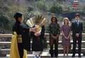 京都の清水寺で学生による能を鑑賞するミシェル・オバマ米大統領夫人（右から3人目）とキャロライン・ケネディ駐日米大使（同2人目）、大使の長男ジャック・シュロスバークさん（右、2015年3月20日撮影）。(c)AFP/TOSHIFUMI KITAMURA