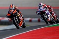 ロードレース世界選手権、第1戦ポルトガルGP、MotoGPスプリントレースに臨むレッドブルKTMファクトリー・レーシングのジャック・ミラー（左）とプラマック・レーシングのホルヘ・マルティン（右手前、2023年3月25日撮影）。(c)PATRICIA DE MELO MOREIRA / AFP