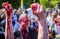 ポーランド・ワルシャワの旧ソ連兵墓地で赤い液体を掛けられたセルゲイ・アンドレーエフ駐ポーランド・ロシア大使（2022年5月9日撮影）。(c)Wojtek RADWANSKI / AFP