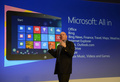 米マイクロソフト（Microsoft）がウィンドウズ8（Windows 8）の発売に合わせて米ニューヨーク（New York）で開いたイベントに登場した同社のスティーブ・バルマー（Steve Ballmer）CEO（2012年10月25日撮影）。(c)AFP/TIMOTHY A. CLARY