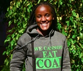 「石炭は食べられない」ウガンダの活動家、気候問題に正義訴え