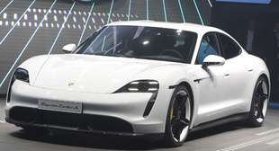 ポルシェ、25年までに生産台数50％超を電気自動車に テスラに対抗