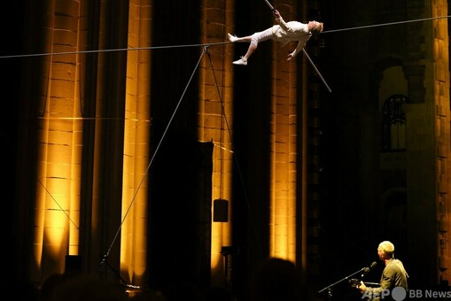 米ツインタワーの「世紀の」綱渡りから50年 大道芸人、NYで再現 写真24