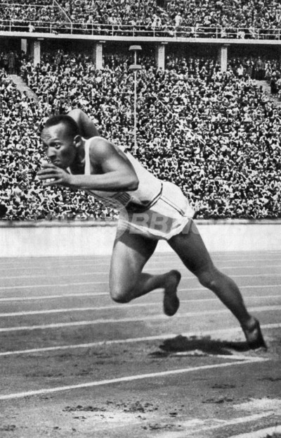 陸上の伝説的選手オーエンス氏の五輪金メダルが競売に
