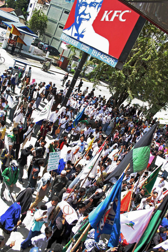 インドネシア、KFC前でイスラエルのパレスチナ攻撃に抗議