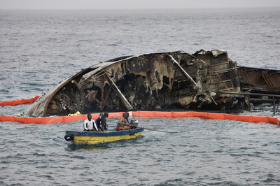コモロで貨物船沈没、燃料流出