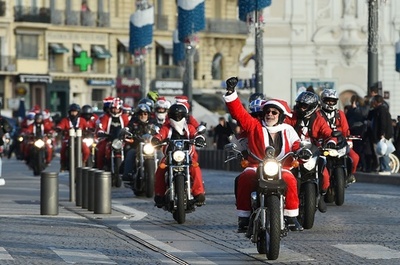 仏港町をサンタがオートバイで大行進、チャリティーイベントで