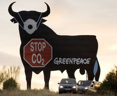 マスクをした闘牛、排ガスに抗議