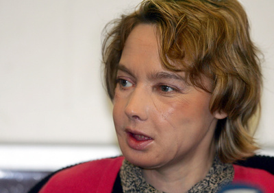 世界初の顔面移植患者が死亡 仏女性、手術から10年余り