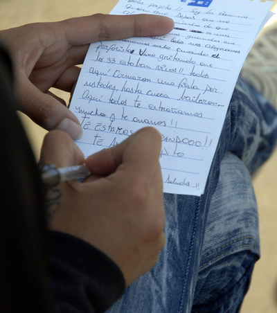 チリ鉱山落盤事故、地下に物資供給 手紙書く家族も