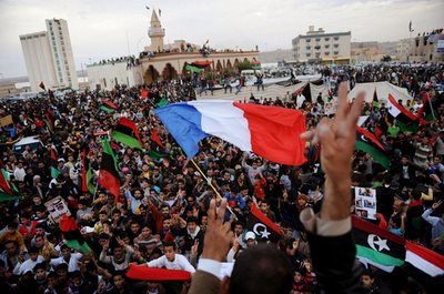 リビア東部でAFP記者ら3人が不明