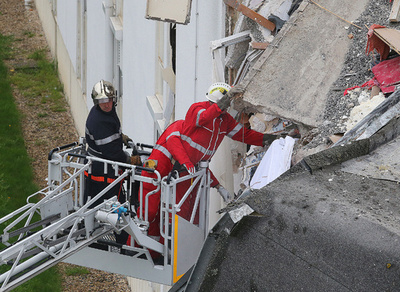 仏でアパート倒壊、3人死亡 ガス爆発か