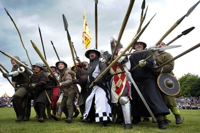 700年前のイングランドとの合戦を再現、スコットランド