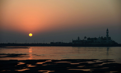 熟した実のよう、海に沈む大きな夕日 インド