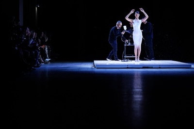 肌に素材吹き付けその場でドレスに パリコレで話題