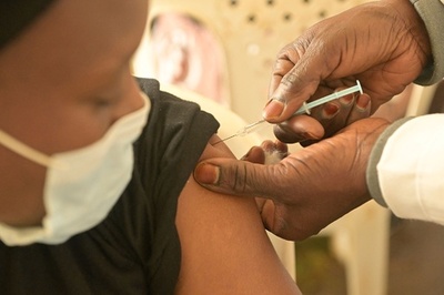 アストラ製ワクチン、3回接種でオミクロン株にも効果か