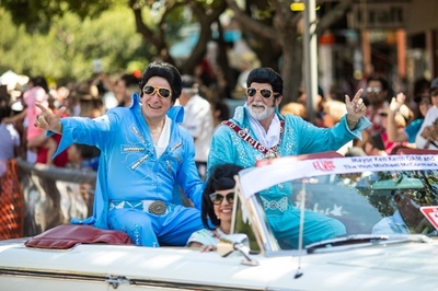 クレイジーなフェスで町おこし プレスリー祭で田舎に人とお金が集まった 豪