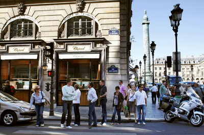 パリ高級宝飾店にスピード強盗、わずか2分で9億円相当を奪う