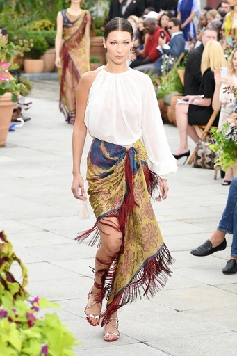 「オスカー・デ・ラ・レンタ」19年春夏コレクション発表