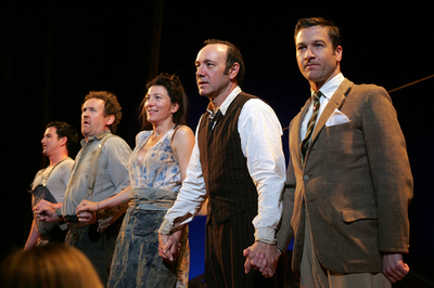 初日公演を迎えた演劇「日陰者に照る月」 カーテンコールに登場するキャストたち - 米国