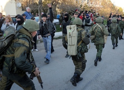 クリミアのウクライナ空軍基地をロシア軍が制圧、2人負傷